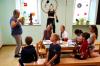 Gottesdienstbeauftragte Elke Dressel hat die Kinder in den Turnraum von Komm-In zu einem spirituellen Impuls eingeladen.