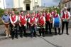 Die Musikkapelle Kleinbardorf hält eine lange Tradition der Blasmusik aufrecht. Das  wurde mit einem Fest gefeiert. Hier die Musikantinnen und Musikanten am Treppenaufgang zur Kirche. Links Pfarrer Uwe Schüller und vorne in der Mitte die zwei noch aktiven Gründungsmitglieder der Kapelle (von links): Wilhelm Kleinhenz und Hermann Bach.