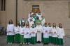 Mit den Geistlichen des Pastoralen Raumes Mellrichstadt und Pfarrer Menzel und den dazugehörigen Ministranten stellte sich Kaplan Thomas Elbert (Mitte oben) mit der Pilgermuschel um den Hals zum Abschiedsfoto. Damit enden seine Kaplansjahre und er beginnt im September als Teampfarrer im Pastoralen Raum „Am Kreuzberg“.