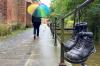 Wer vermisst seine Schuhe? Dieses Paar ist beim Stadtbach in Memmingen zu finden.