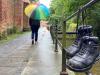 Wer vermisst seine Schuhe? Dieses Paar ist beim Stadtbach in Memmingen zu finden.