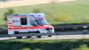 Einsatz für den Rettungsdienst: Im Landkreis Regensburg wurde ein Mann von einer herabfallenden Baumkrone getroffen und am Kopf verletzt. (Symbolbild)