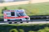 Einsatz für den Rettungsdienst: Im Landkreis Regensburg wurde ein Mann von einer herabfallenden Baumkrone getroffen und am Kopf verletzt. (Symbolbild)