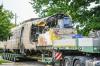 Ein Waggon ist zum Abtransport auf einen Tieflader verladen worden.