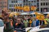 Taxifahrer nehmen an einer Demonstration auf dem Münchner Marienplatz teil.