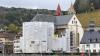 Diesen Anblick gibt es aktuell nicht mehr: Inzwischen ist die Kirche St. Burkard in Würzburg nicht mehr verhüllt. Ab 2026 beginnen die Planungen für den dritten Bauabschnitt, bei dem unter anderem das Dach des Langhauses saniert wird.