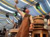 Bürgermeister Thomas Stamm brauchte beim diesjährigen Bieranstich auf der Laurenzi-Messe lediglich drei Schläge. 
