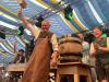 Bürgermeister Thomas Stamm brauchte beim diesjährigen Bieranstich auf der Laurenzi-Messe lediglich drei Schläge. 