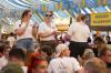 Etliche Menschen besuchen am Sonntag (10.08.25) den „Laurenzi meets Mallorca“-Abend im Festzelt auf der Martinswiese auf dem Marktheidenfelder Volksfest.