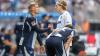 Herthas Michael Cuisance (l.) klatscht sich nach dem Spiel mit Karlsruhes David Herold ab. Cuisance ist Teil des wertvollsten Teams der 2. Bundesliga.