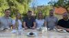 Sie stehen hinter dem Wildfest: Revierleiter Kai Fischer (von links), Linda, Benno und Johanna Schneider, Revierleiter Andre Schönfeldt und Feuerwehrkommandant Bastian Wehner. Und vor ihnen auf dem Tisch Wildfrikadellen mit Spitzkohl und Curry vom Wildschein. 