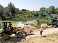 Rund 20 große Natursteine, die früher im Außenbereich und auch in der Königstherme platziert waren, wurden vor knapp einem Jahr nun am Rande der Flachwasserzone beim Gymnasium-Weiher positioniert. Eine Führung dort findet an den Königsbrunner Umwelttagen statt.