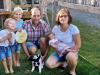 Landhaus Gschwender in Kranzegg: Goldener Gockel 2025 für Familie Geiß. Auf dem Foto sind Gerhard und Alexandra Geiß mit Baby Paulina sowie die Söhne Vincent und Benedikt. 