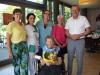 Mit Humor nimmt sie die 99 Jahre, die Jubilarin Anna Bystron (vorne). Es gratulierten (von links) Margarete Weinhold aus der Verwaltung des Seniorenheims, Daniela Kuljis, Qualitätsbeauftragte, Steffi Winter aus dem Betreuungsteam, Nicole Heim Leiterin der sozialen Betreuung und Bürgermeister Thomas Stamm.  