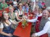 Nach dem offiziellen Teil durfte Weinprinz Maximilian I. mit den Weinhoheiten (von links) Johanna I. (Rödelsee), Lisa III. (Großlangheim) und Emelie I. (Sickershausen) und anderen Gästen auf ein erfolgreiches Weinfest anstoßen.