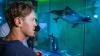 Sebastian Vettel erhält Einblicke in das Leben im Meer.