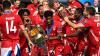 Kingsley Coman mit dem Champions-League-Pokal 2020 in Lissabon.
