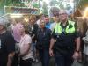 Mittendrin beim Volkacher Weinfest: Polizeistreifen, hier mit Anne Aust und Einsatzleiter Matthias Krämer, mischen sich immer wieder unter das Publikum auf dem Festplatz. 