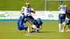 Teamwork und Zupacken – die Allgäu Comets (in blauen Trikots) legten sich im GFL-Heimspiel gegen Hildesheim mächtig ins Zeug und verloren am Ende doch knapp. Dass dabei entgegen der Vorhersage die Sonne schien, machte das Spiel ohne Stamm-Quarterback nicht leichter.