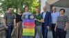 UV-Index-Tafeln sollen in der Region Schweinfurt künftig informieren, wie stark die Strahlung an diesem Tag ist. Im Bild von links: Dr. Markus Henninger (Klimaschutzmanager, Landratsamt Schweinfurt), Janina Scheblein (GesundheitsregionPlus Stadt und Landkreis Schweinfurt), Landrat Florian Töpper, Oberbürgermeister Sebastian Remelé, Frank Dünisch und Johannes Kiep (beide AOK Schweinfurt) sowie Anja Lehmeyer (GesundheitsregionPlus Stadt und Landkreis Schweinfurt).