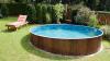 Ein Pool im eigenen Garten verspricht Erholung – doch vor dem Badespaß gilt es, Regeln und Nachbarschaft zu beachten.