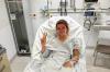 Am Morgen danach kann sie schon wieder lächeln: Sina van Thiel verbrachte nach ihrem schweren Sturz eine Nacht in der Klinik Oberengadin. 