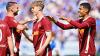 Leopold Wurm (m.) vom SSV Jahn Regensburg ist der wertvollste Spieler der 3. Liga.