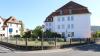 Die Grundschule erhält einen Schulcontainer, der auf der zugekauften Fläche (links) in unmittelbarer Nähe zum Hauptgebäude aufgestellt wird.  Foto: Thomas Josef Möhler