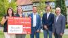 140.000 Euro hatte Musiker Peter Maffay bei einem Benefizkonzert eingespielt. Jana Lorenz-Eck und Angelika Müller (beide Elterninitiative Regenbogen, von links) freuen sich über die symbolische Scheckübergabe von Helmut Götz (XXXLutz). Mit dem Geld soll unter anderem ein neuer Therapieansatz vorangetrieben werden, informierten Prof. Christoph Härtl und Prof. Paul Gerhardt Schlegel (beide Uniklinikum Würzburg).