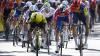 Matthew Brennan (l) gewinnt den Massensprint der ersten Etappe der Deutschland Tour vor Jonathan Milan.