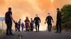 Einsatzkräfte versuchen ein Feuer in Anllarinos del Sil in Spanien zu löschen.