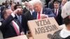 US-Präsident Donald Trump schaut sich eine Pizza an, während er sich mit Mitgliedern von Strafverfolgungsbehörden und Soldaten der Nationalgarde in Washington trifft.