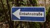 In verbotener Richtung für ein bislang unbekannter Autofahrer durch die Oberstdorfer Gartenstraße (Symbolbild)