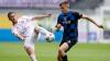 Düsseldorfs Tim Rossmann (l) und Paderborns Filip Bilbija kämpfen um den Ball.