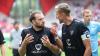 Diskussionen: FC-05-Kapitän Thomas Meißner (rechts) im Gespräch mit seinem Schweinfurter Teamkollegen Manuel Wintzheimer.