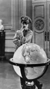 Charlie Chaplin beäugt in der Rolle des Adenoid Hynkel in der Hitler-Persiflage «Der große Diktator» von 1940 mit irrem Blick eine Weltkugel. Die Szene, in der er mit dem Globus verspielt tanzt, ist mit Wagner-Musik unterlegt. (Archivbild) Charlie Chaplin beäugt in der Rolle des Adenoid Hynkel in der Hitler-Persiflage «Der große Diktator» von 1940 mit irrem Blick eine Weltkugel. Die Szene, in der er mit dem Globus verspielt tanzt, ist mit Wagner-Musik unterlegt. (Archivbild)