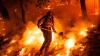 Flammen des Pickett-Feuers umzingeln einen Feuerwehrmann in Kalifornien.