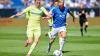 Herthas Niklas Kolbe (l) und Darmstadts Isac Lidberg kämpfen um den Ball.