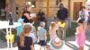 Auch die ganz Kleinen, die Mädchen und Buben des Kindergarten St. Josef aus Brebersdorf, verabschiedeten herzlichst Kaplan Solomon, der oft bei den Kinder zu Gast zu war.