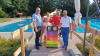 Für die Badegäste steht nun eine UV-Index-Tafel zur Verfügung. Von links: Bürgermeister Georg Seiffert, Heidi Mai, Janina Mai, Manfred Markert und Jürgen Nimec.