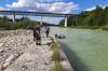 Strömungsretter der Feuerwehr zogen das gekenterte Schlauchboot aus der Isar. Strömungsretter der Feuerwehr zogen das gekenterte Schlauchboot aus der Isar.