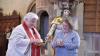 Ein Glas gefüllt mit vielen guten Wünschen überreichte Diakonin Sabine Dresel der scheidenden Kindergottesdienstmitarbeiterin Angela Hennig.