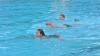 Frühschwimmer ziehen in aller Ruhe ihre Bahnen im Freibad von Mellrichstadt. 