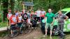 Gemeinsam stark für Mountainbiker: Jugendliche des RVC Trieb, Jugendleiter Tobias Träger (3. v. re.), Matthias Hofmann vom Machbar (2. v .re.), Schreiner Stefan Schmitt ( (1. v. re.), und Maximilian Gerber von Open Road (4.v.r.) präsentieren die neue Fahrrad-Reparaturstation am Krappenberg.