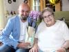 Volkachs Zweiter Bürgermeister Udo Gebert überreichte Erika Erhard zum 90. Geburtstag Blumen.