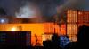 Bei einem Großbrand in einer Lagerhalle im Hamburger Hafen kam es zu einem gefährlichen Feuerwehreinsatz.