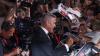 George Clooney gab schon vergangenes Jahr Autogramme in Venedig - nun kommt er zurück (Archivbild).