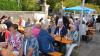Die Gottesdienstbesucher nach dem Festgottesdienst in angenehmer Unterhaltung.
