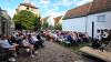 Ein lauer Sommerabend, der Synagogenhof in Veitshöchheim gefüllt mit über 120 Zuhörern, eine einmalige Kulisse für das fünfte Sommerkonzert mit dem „Duo Amacord“