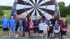Die drei Erstplatzierten des diesjährigen Gaudi-Fußballturniers mit dem Organisationsteam:  die „Uetzicher“ (Platz 2), die Herren des OGV Uetzing-Serkendorf (Sieger) und die Ministranten (Platz 3).